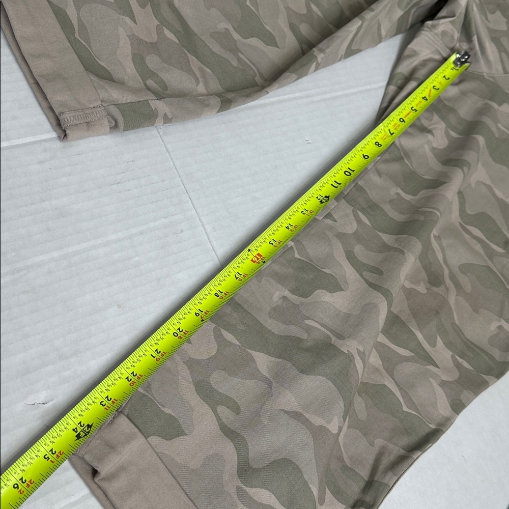 Torrid Sz 24 Women's Light Neutral Camouflage Cropped Pants - Picture 13 of 16